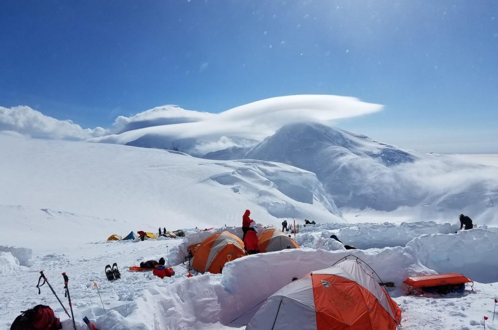 Tentes installées dans l'Arctique, offrant un abri dans une région sauvage reculée.